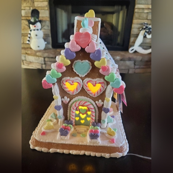 Pastel Hearts Valentines Gingerbread House-NWT - Picture 3 of 9